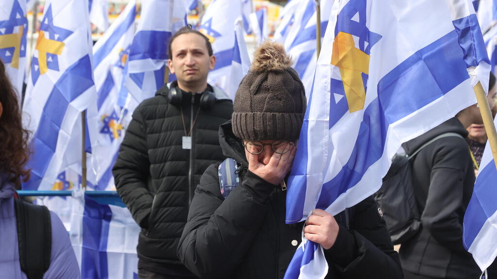 A woman mourns as four hostage bodies are released from captivity (Photo: Yariv Katz) כיכר החטופים יום החזרת ארבע החטופים החללים