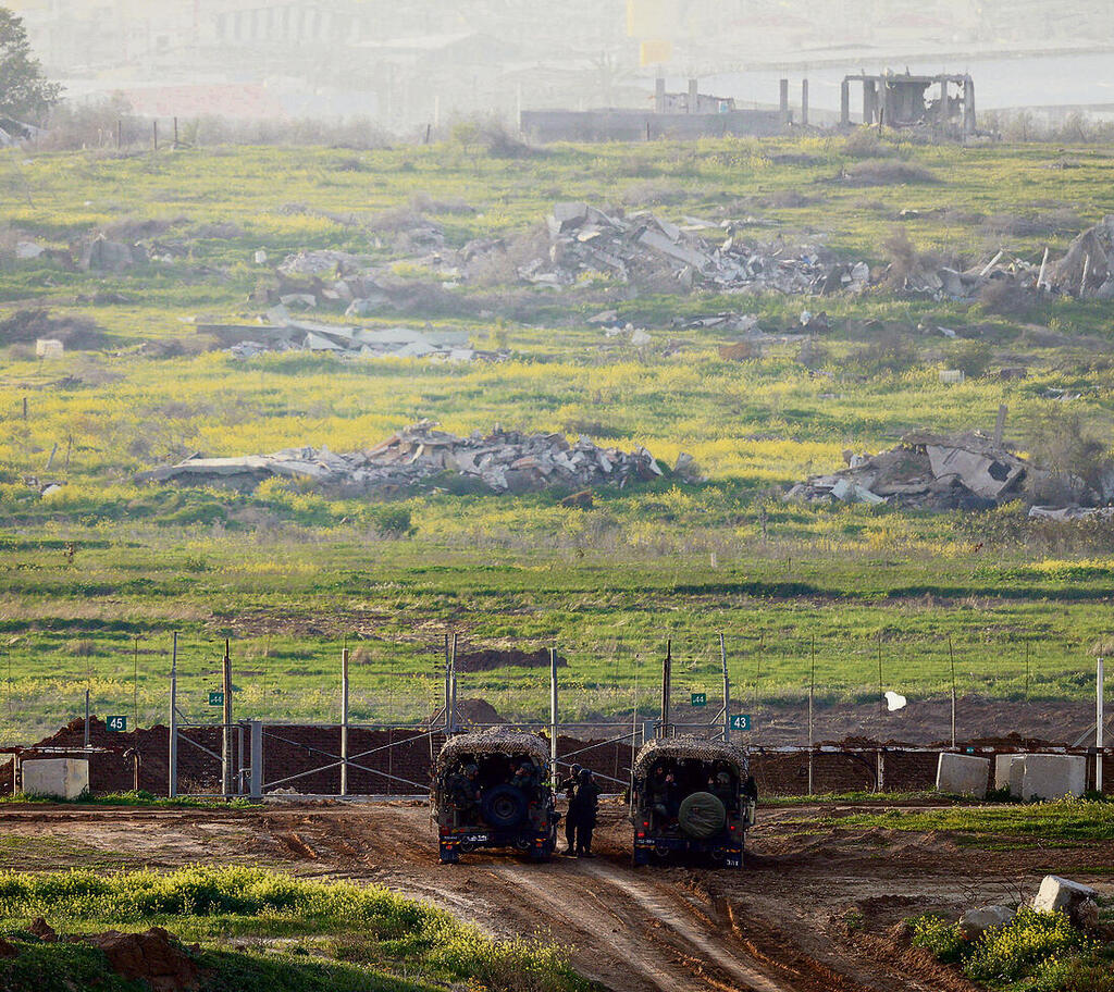 ג'יפים ליד גבול הרצועה. מחסום הפחד מכניסה אליה נשבר. המחסום היחיד מצוי בתוך החברה הישראלית | צילום: REUTERS/Amir Cohen/ yk14267537