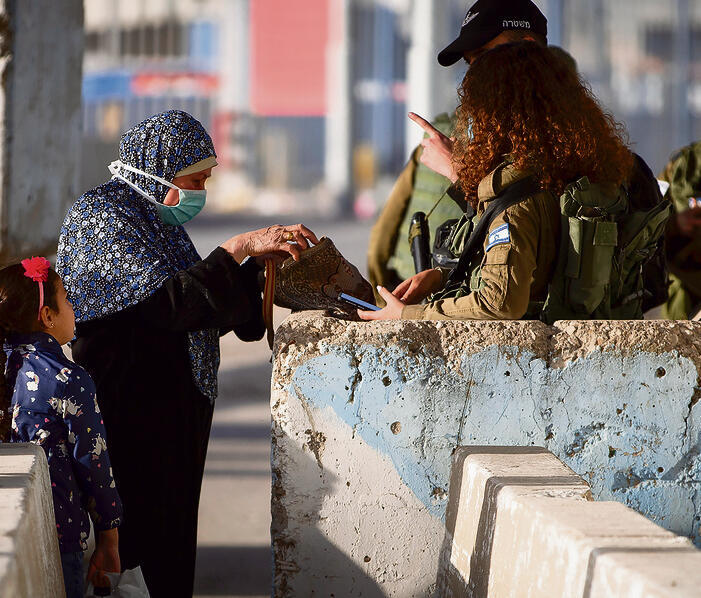 "זה לא צה"ל של פעם": מחסום במחנה הפליטים קלנדיה | צילום: Majdi Mohammed/ AP yk14267673