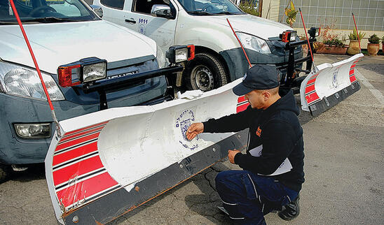 השופלים נערכים לשלג. ירושלים אתמול | צילום: אבי מזרחי, אייקון yk14267724