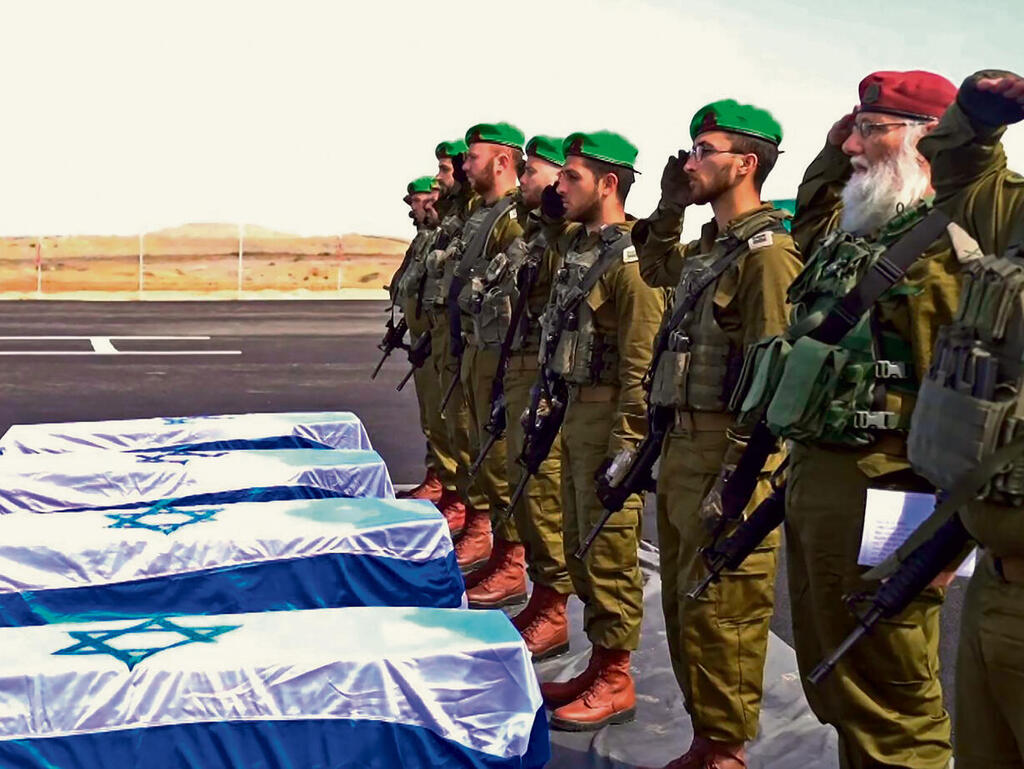 הרב הראשי וקציני חטיבת הנח"ל בטקס החזרת החללים, בני משפחת ביבס ועודד ליפשיץ (צילום: דו"צ) yk14268119