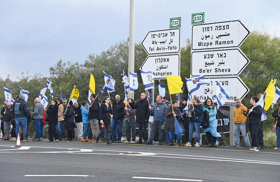 מחכים לשיירת הרכבים בצומת גמה, נקודת הכניסה של כוחות צה"ל לישראל. אתמול | צילום: הרצל יוסף yk14268594