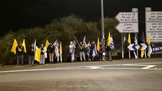 אזרחים תומכים בצומת גמה במהלך קבלת ארונה של שירי ביבס והעברתו לאבו כביר