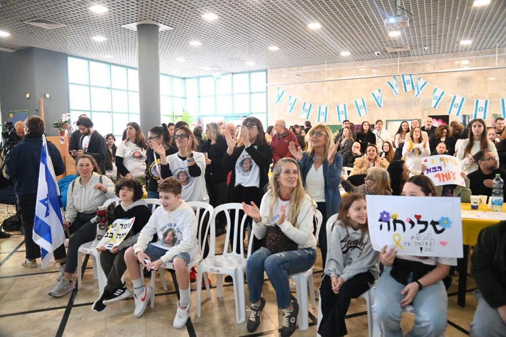 הכנות לקראת צפייה משותפת של תושבי הרצליה בחזרתו של החטוף עומר שם טוב, תושב העיר