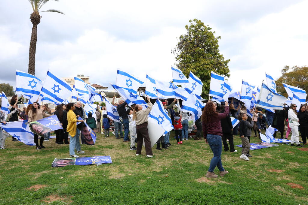 חוגגים בגדרה את שחרורו של עומר ונקרט, תושב המושבה