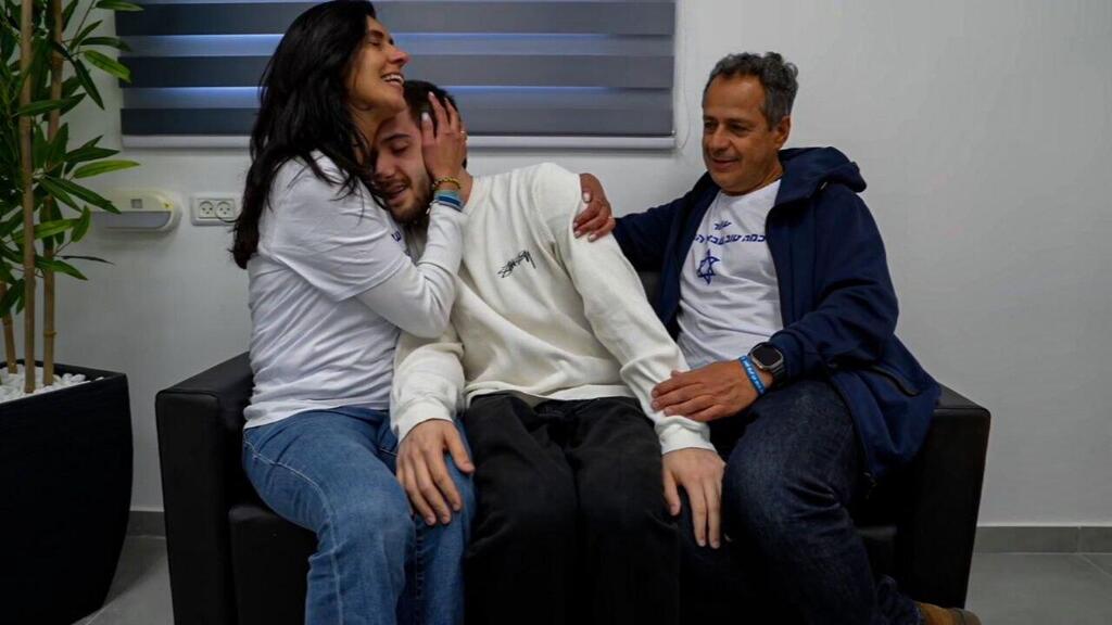 עומר שם טוב במפגש המרגש עם הוריו, מלכי ושלי, בנקודת הקליטה הראשונית בישראל