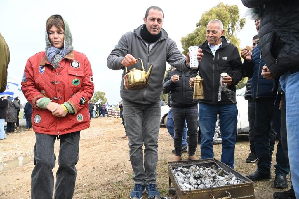 תושבים חוגגים את שחרור החטופים בכביש 232