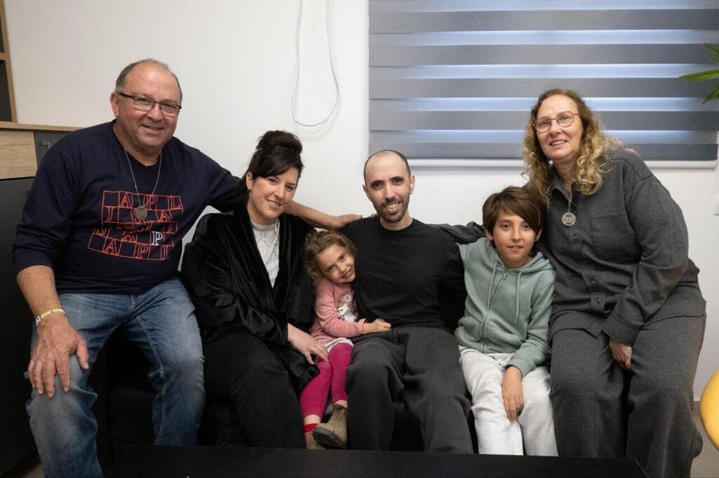 טל שהם עם משפחתו במחנה רעים