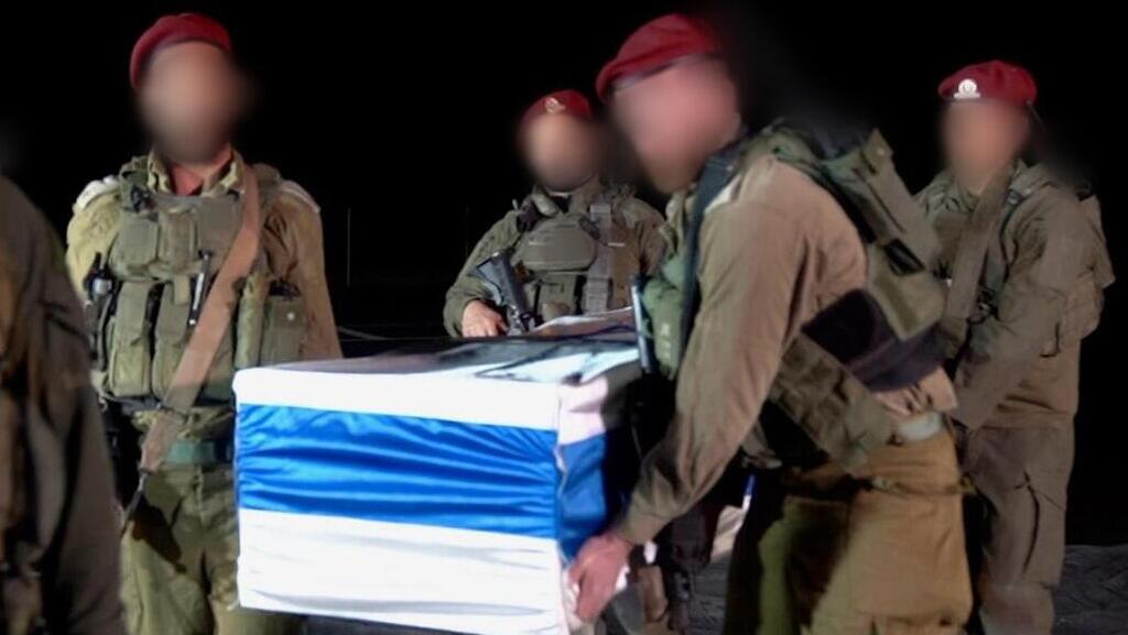 IDF soldiers retrieving Shir Bibas' coffin (Photo: IDF Spokesperson's Unit) קבלת ארונה של שירי ביבס-סילברמן ז"ל לידי קציני צה"ל