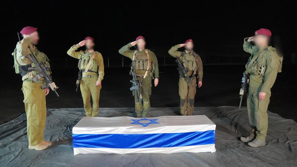 IDF soldiers retrieving Shir Bibas' coffin (Photo: IDF Spokesperson's Unit) קבלת ארונה של שירי ביבס-סילברמן ז"ל לידי קציני צה"ל