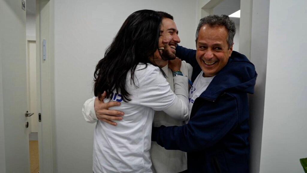 עומר שם טוב במפגש המרגש עם הוריו, מלכי ושלי, בנקודת הקליטה הראשונית בישראל