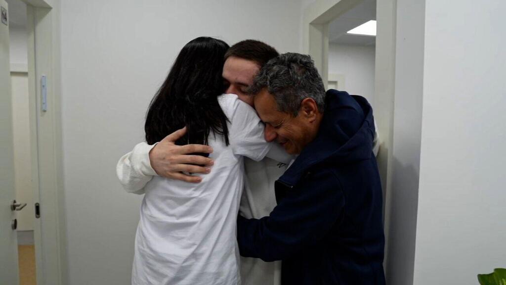 עומר שם טוב במפגש המרגש עם הוריו, מלכי ושלי, בנקודת הקליטה הראשונית בישראל