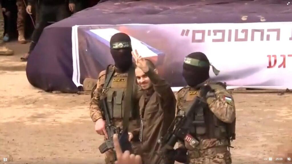 עומר ונקרט מסמן "וי" מול המצלמות בעזה רגעי שחרור החטופים בפעימה השביעית
