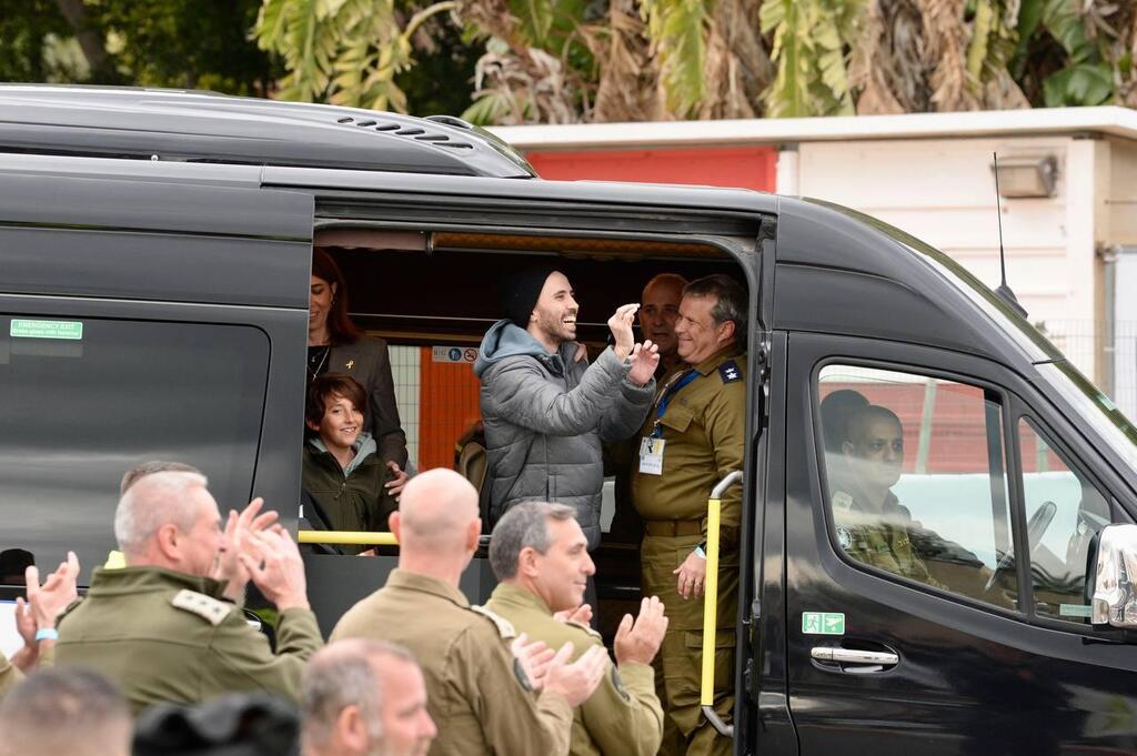 טל שהם מנופף לשלום בהגעתו לבית חולים בילינסון