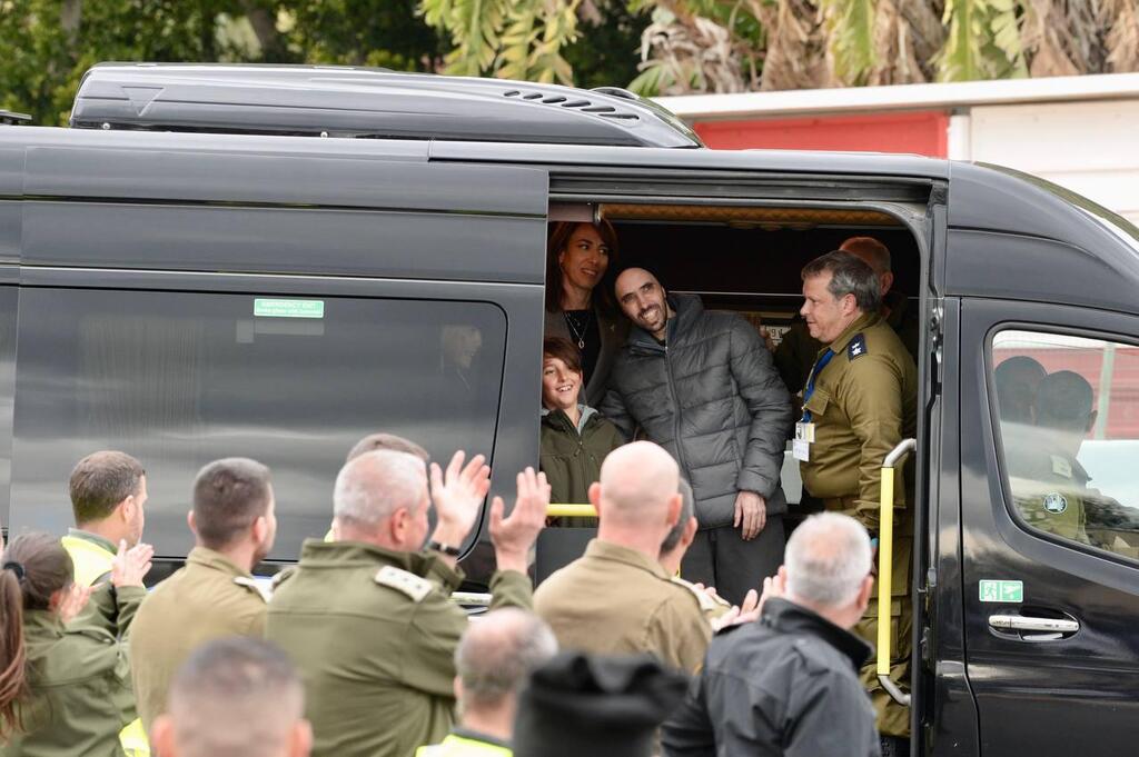 טל שהם מנופף לשלום בהגעתו לבית חולים בילינסון