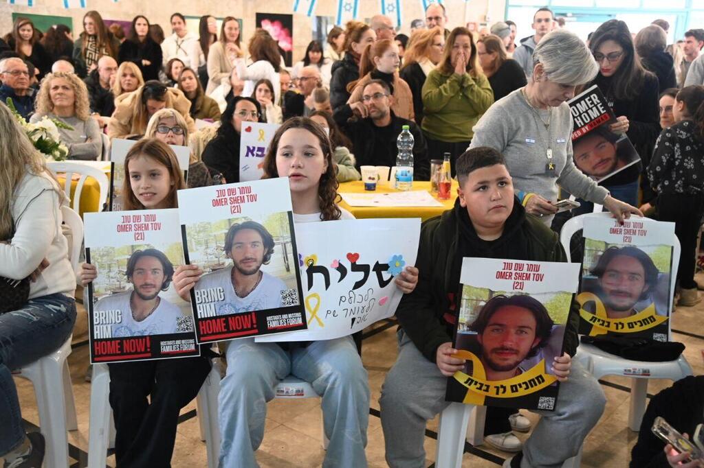 הכנות לקראת צפייה משותפת של תושבי הרצליה בחזרתו של החטוף עומר שם טוב, תושב העיר