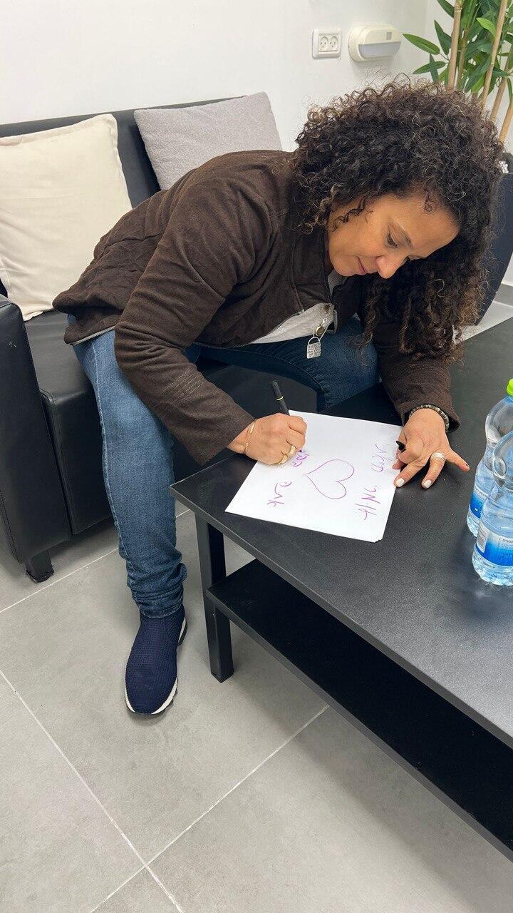 השלט שכתבה האם ניבה ונקרט ניבה ונקרט כותבת מכתב לקראת שובו של בנה החטוף עומר ונקרט
