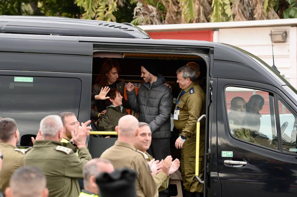 טל שהם מנופף לשלום בהגעתו לבית חולים בילינסון