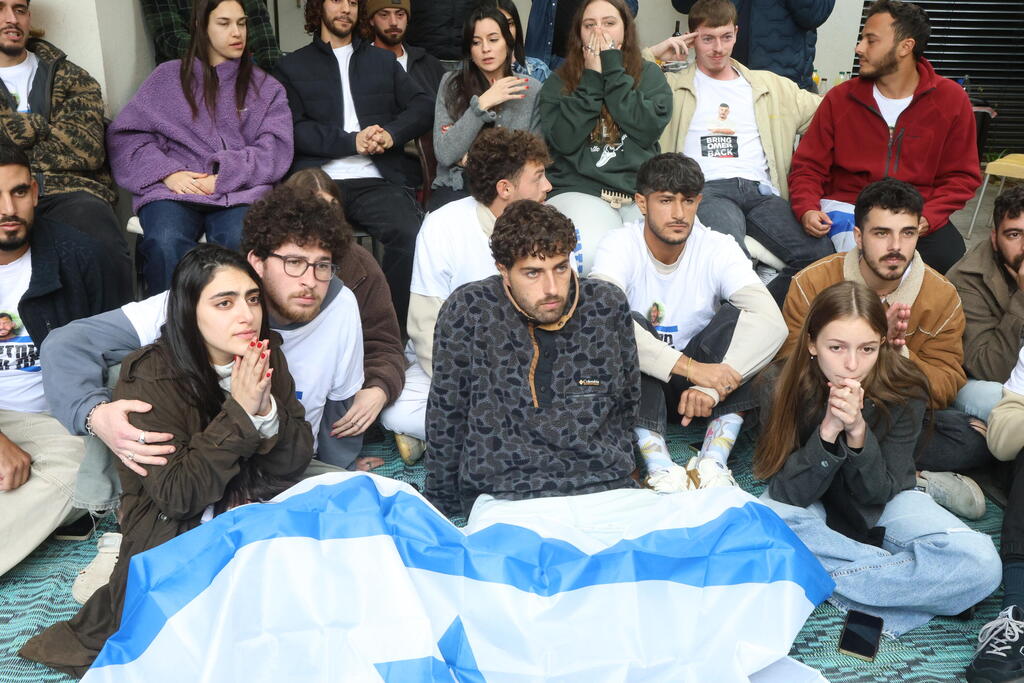 חברים של עומר ונקרט צופים בשחרור (צילום: שאול גולן) חברים של עומר ונקרט מגיבים לצפייה בשחרורו
