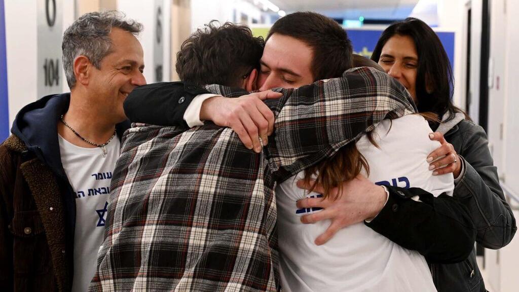Omer Shem Tov with his family in Israel (Photo: Roie Avraham/GPO) עומר שם טוב במפגש עם משפחתו בבלינסון