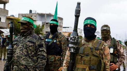 Reports: Cash-strapped Hamas selling arms