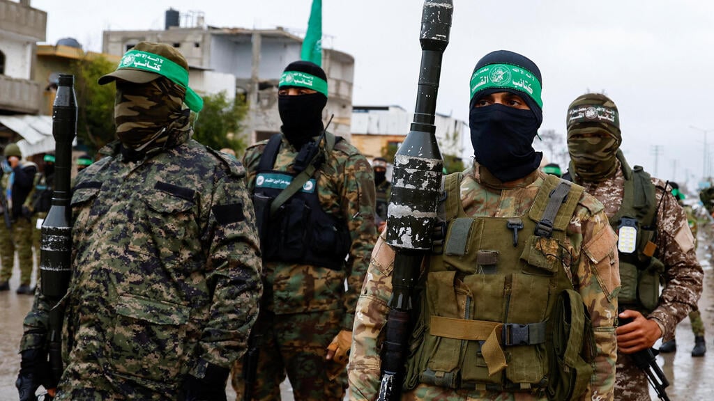 Armed Hamas terrorists during a hostage release in Gaza (Photo: Hatem Khaled / Reuters) הכנות ברצועת עזה לקראת שחרור חטופים