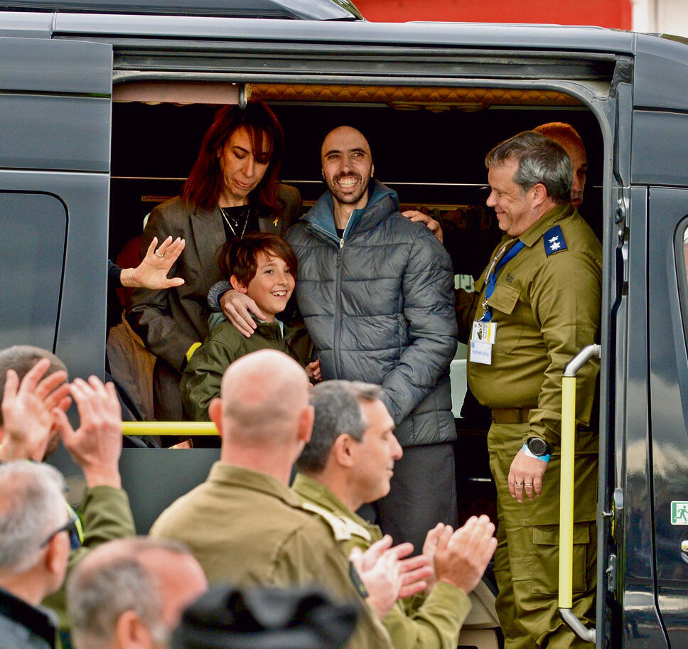 טל שהם מגיע לבית החולים עם בנו נווה | צילום: קובי קואנקס yk14269192