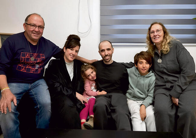 מעגל השבי נסגר. טל שהם עם הוריו, אשתו וילדיו | צילום: דובר צה"ל yk14269195