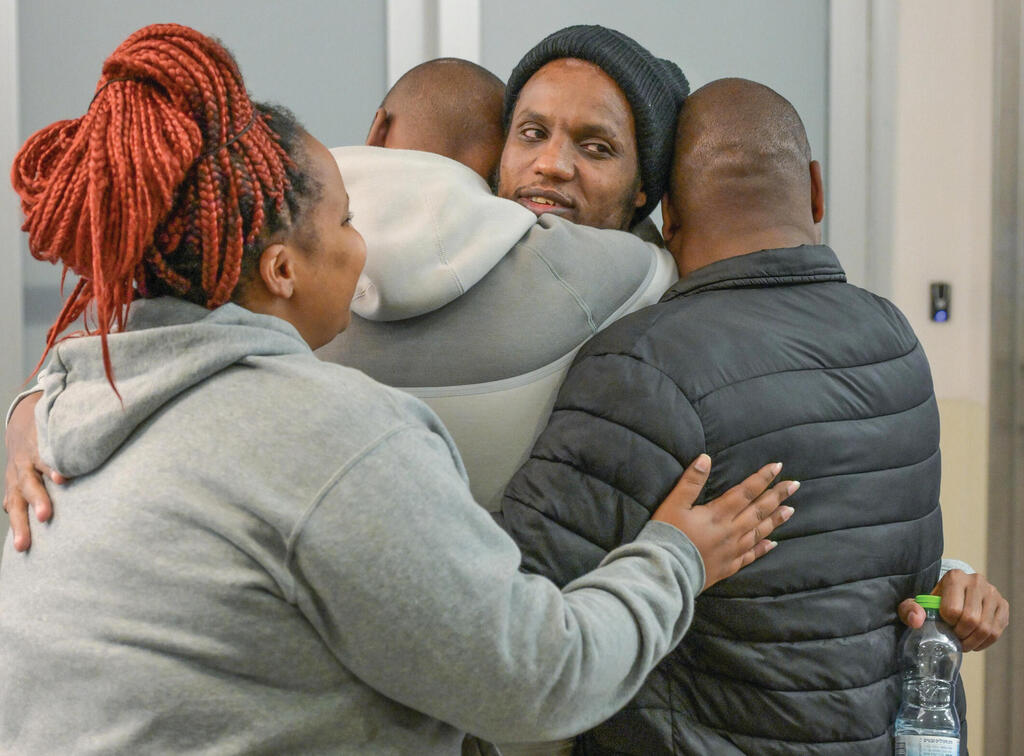 אברה בחיבוק עם משפחתו | צילום: מעיין טואף, לע"מ yk14269510