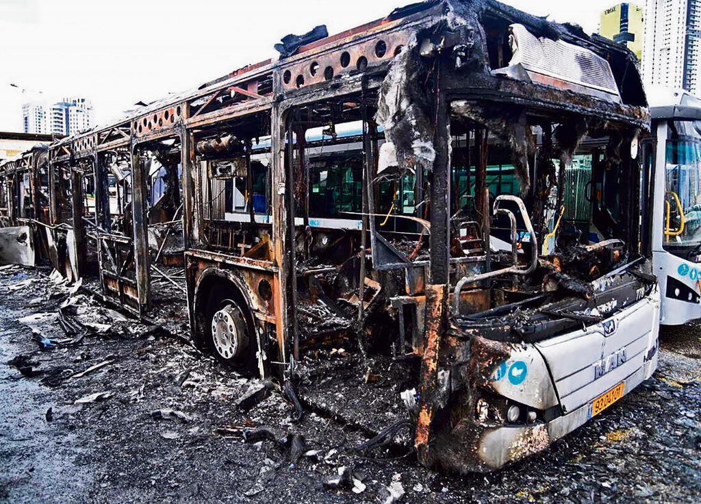 אחד האוטובוסים שנשרפו בפיגוע | צילום: יאיר שגיא yk14269635
