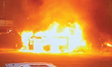 אוטובוס בוער ביום חמישי | צילום מהרשתות החברתיות yk14269661