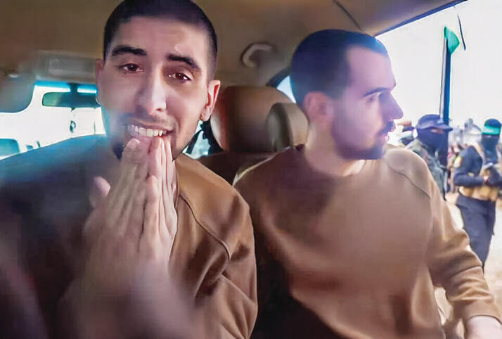 "קשה פה כל כך, חולמים לצאת". גיא (מימין) ואביתר צופים ב"טקס" השחרור, אתמול yk14270089