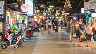 תיירים מבלים ברחובות פאי