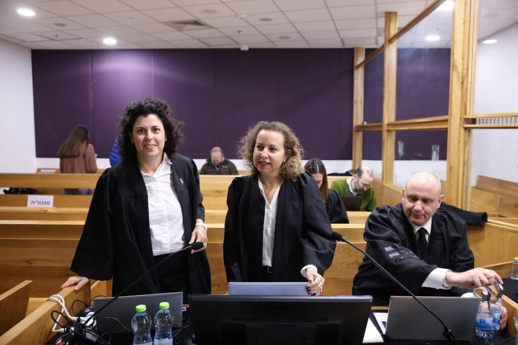 התובעים במשפט (צילום: מוטי מילרוד) ראש הממשלה בנימין נתניהו נכנס לעדותו בבית המשפט המחוזי בתל אביב
