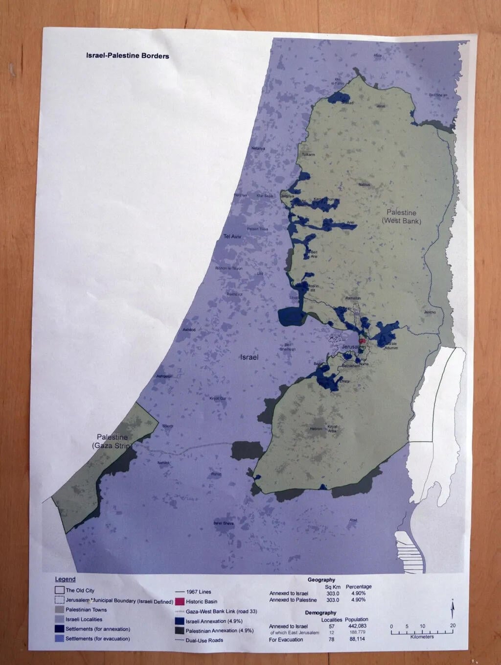 אהוד אולמרט, ראש הממשלה לשעבר, מציג את מפת 2 המדינת מ2008