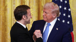 דונלד טראמפ עם עמנואל מקרון בבית הלבן