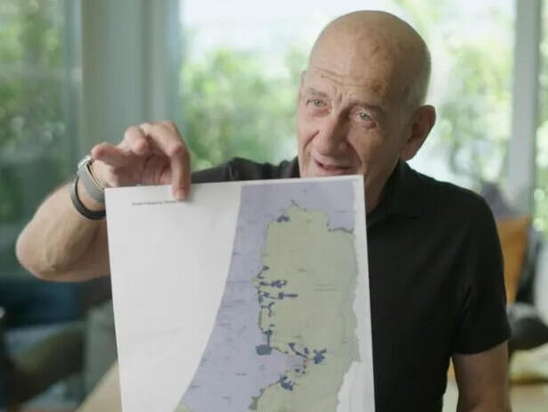 אהוד אולמרט, ראש הממשלה לשעבר, מציג את מפת 2 המדינת מ2008
