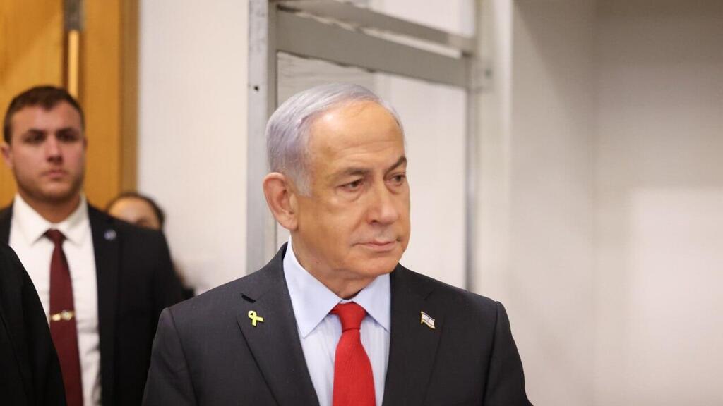 נתניהו בדיון, הבוקר (צילום: מוטי מילרוד) ראש הממשלה בנימין נתניהו נכנס לעדותו בבית המשפט המחוזי בתל אביב