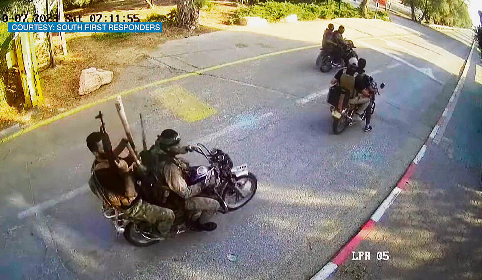 מחבלים בכניסה לקיבוץ בארי ב־7 באוקטובר yk14273417