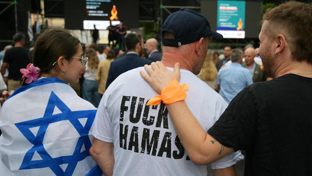 טקס לזכרם של משפחת ביבס והחטופים בבואנוס איירס, ארגנטינה. "נראה שהעולם מתחיל סוף סוף להתעורר" (צילום: JUAN MABROMATA / AFP) טקס לזכרם של משפחת ביבס והחטופים בבואנוס איירס