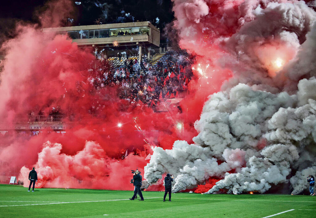 רימוני העשן שהשליכו אוהדי הפועל ת"א באצטדיון ר"ג | צילום: עוז מועלם yk14274984