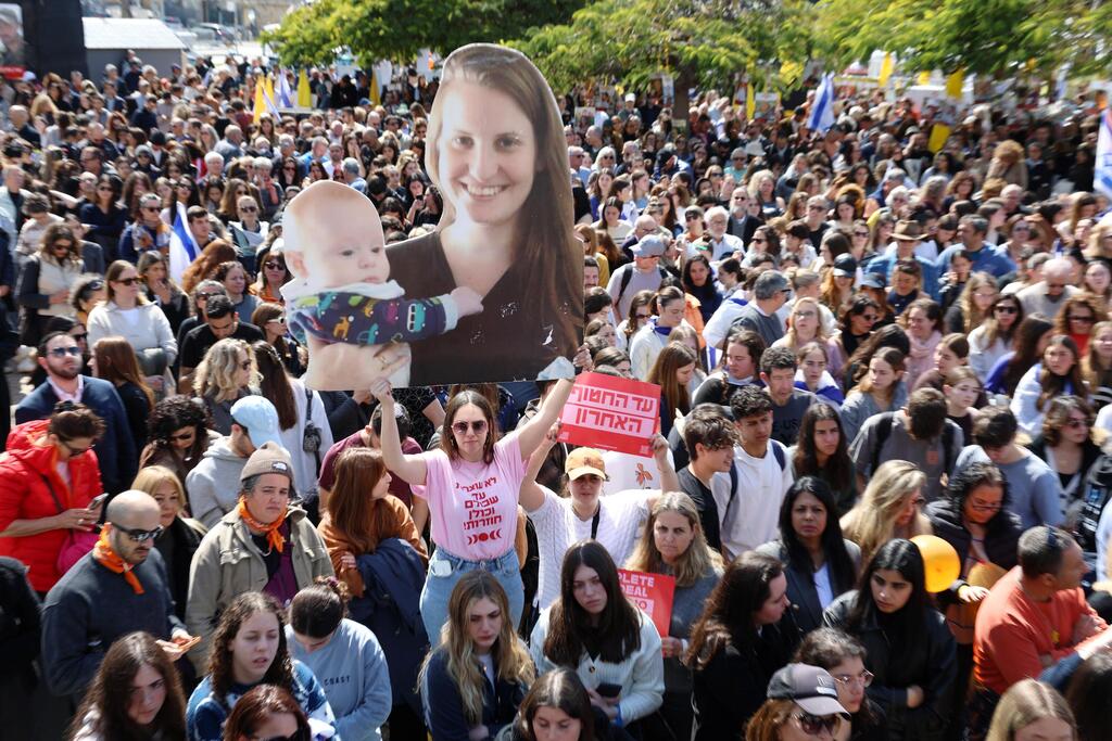 Crowds watch the Bibas family funeral at Hostage Square in Tel Aviv (Photo: Dana Koppel) צפייה משותפת בהלווייתם של שירי, אריאל וכפיר ביבס ז"ל, מכיכר החטופים