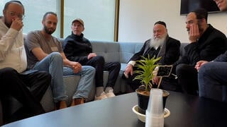 קית סיגל החטוף ששוחרר בפגישה עם יצחק גולדקנופף,  שר הבינוי והשיכון