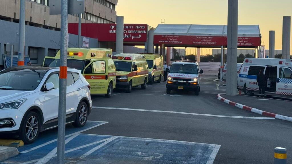 האמבולנסים מגיעים לבית החולים (צילום: איתן גליקמן ) האמבולנסים עם פצועי הפיגוע בצומת כרכור בביה"ח הלל יפה