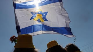דגל ישראל עם סמל החטופים