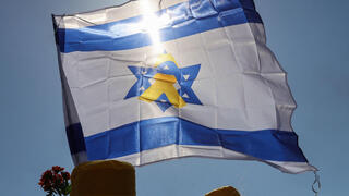 דגל ישראל עם סמל החטופים