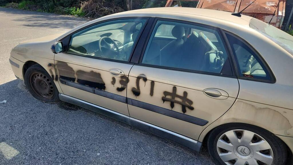 Graffiti sprayed on a vehicle (Photo: Police Spokesperson) ההתכתבויות בטלפון של תושב פתח תקווה שנעצר בחשד שביצע משימות עבור האיראנים