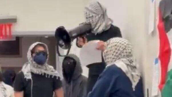 קבוצה של עשרות סטודנטים פרו פלסטינים מאונ' קולומביה פרצה לבניין המנהלה של ברנרד קולג' וחסמה במשך שעות את משרד הדיקנית כמחאה על איסור פעילות פרו- פלסטינית