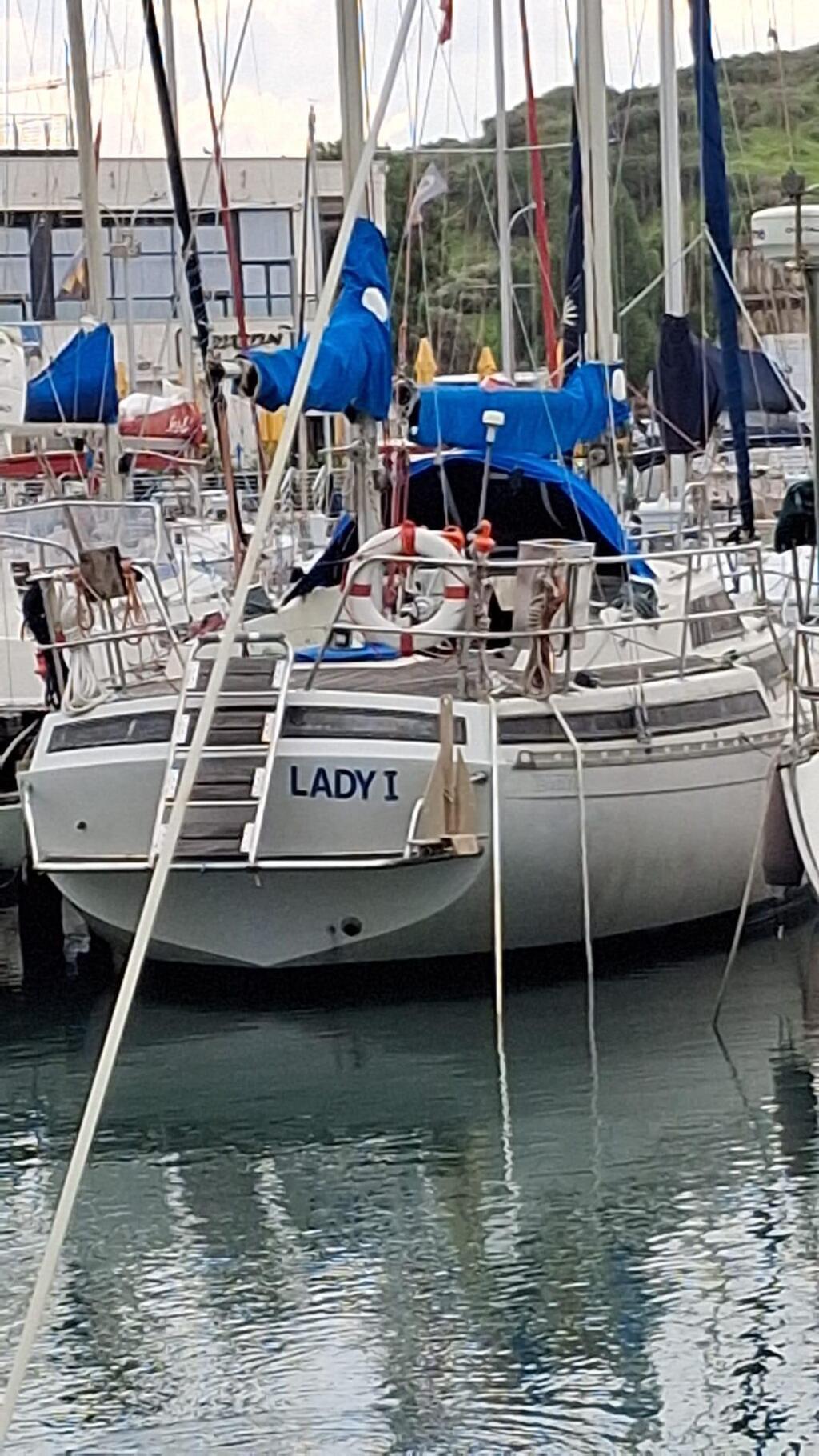הסירה LADY1 שבה התגוררה. "לא ויתרתי על חיי התרבות של תל אביב" (צילום: אלבום פרטי) הסירה שבה התגוררה