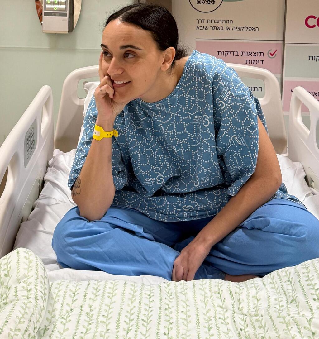 דמארי לפני כניסתה לניתוח בבית חולים שיבא ( צילום: משפחת דמארי) אמילי דמארי לפני כניסתה לניתוח ביד בבית חולים שיבא תל השומר